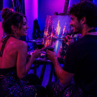 Pinta Luz  Art & Wine, Taller de pintura neon (solo para adultos) 2