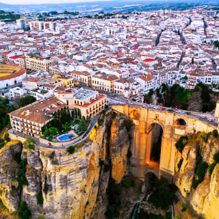 Desde Málaga: Tour por la ciudad de Ronda y experiencia en bodega con cata de vinos – Tour Premium en Grupo Pequeño 4
