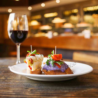 Menú 16 pintxos donostiarras + botella en Euskal Etxea 2