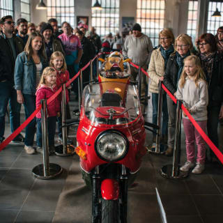 Visitas guiadas al showroom de coches Retromobile 6