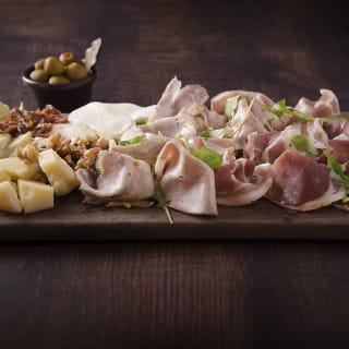 Aperitivo italiano con távola y bebidas en Pizzart 2