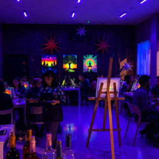 🎨✨ Neón Art&Wine: taller de pintura flúor con vino ilimitado por 2 horas 4