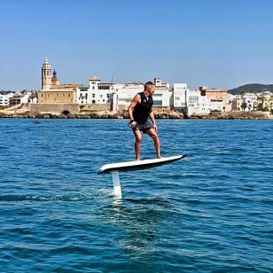 Experiencia Premium de E-Foil en Sitges: Deslízate y vuela sobre el agua