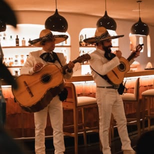 Roberto Ruiz: Antojitos, DJ y Mariachis
