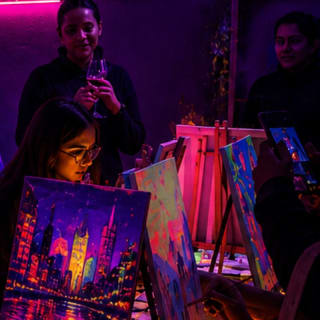 Pinta Luz  Art & Wine, Taller de pintura neon (solo para adultos) 6