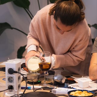CandleLab: Taller de velas con bebida y picoteo 4