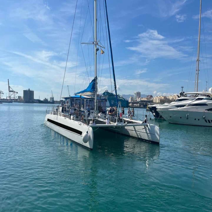 Crucero AFTERWORK en catamarán con música y bebidas