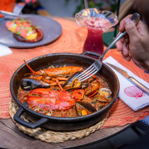 Experiencia culinaria catalana en Barcelona: menú de tapas y paella