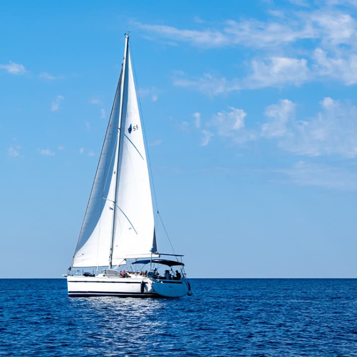 Paseo privado en velero por la costa de Barcelona con snacks y bebidas