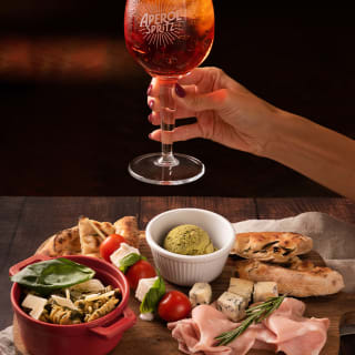 Aperitivo italiano con távola y bebidas en Pizzart 1