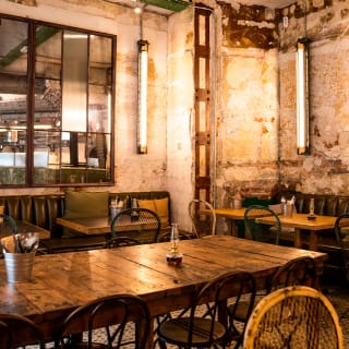Aperitivo italiano con távola y bebidas en Pizzart 3
