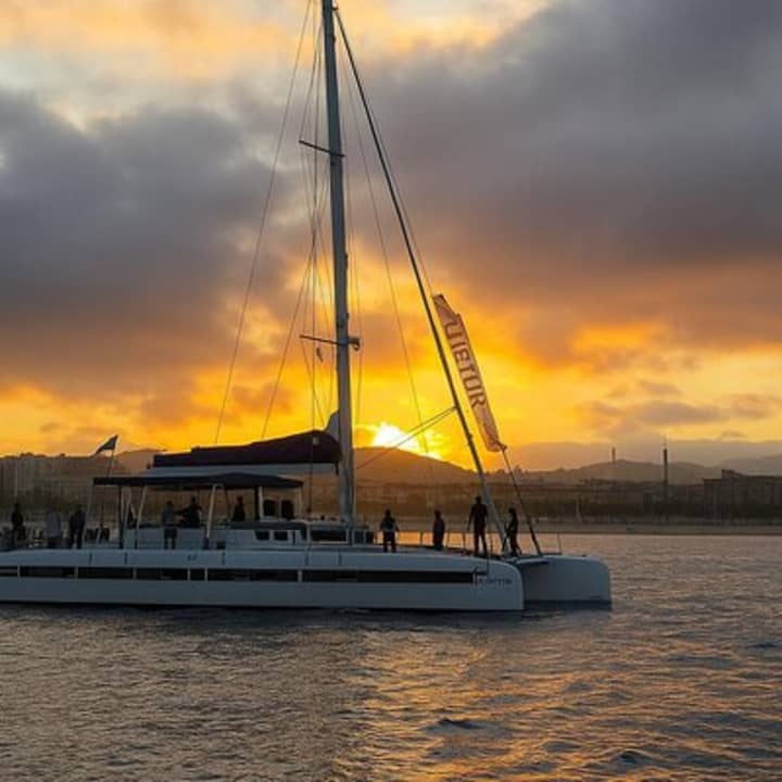 Barcelona: Sunset from the Sea with Music and Drinks