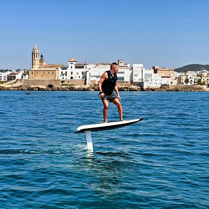 Experiencia Premium de E-Foil en Sitges: Deslízate y vuela sobre el agua