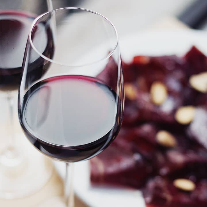 Surtido de ibéricos y botella de vino para 2 en Vinopremier
