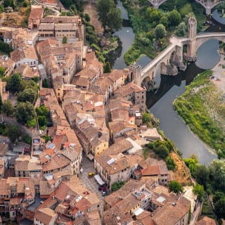 Tour Privado Medieval: Besalú, Castellfollit de la Roca, Santa Pau y Parque Natural de la Zona Volcánica 1