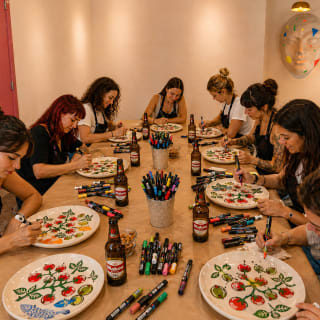 Pon la mesa con estilo: diseña tu propio plato con cerveza ilimitada en Malasaña 4