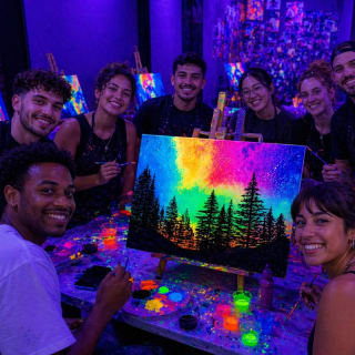 Pinta Luz  Art & Wine, Taller de pintura neon (solo para adultos) 3