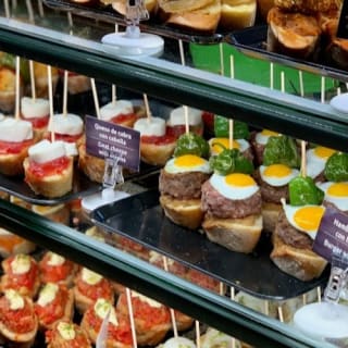 Barcelona: Visita guiada a pie + degustación de tapas y bebidas 15