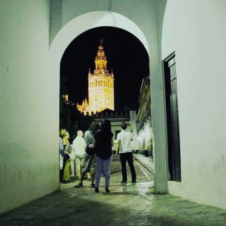 Ruta nocturna guiada por la Sevilla encantada (tour en Español) 5