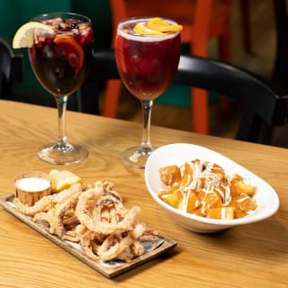 El aperitivo más castizo en Gran Vía: Calamares, bravas y dos bebidas en la barra de Mercado de la Reina 12 1