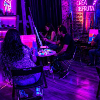 Pinta Luz  Art & Wine, Taller de pintura neon (solo para adultos) 5