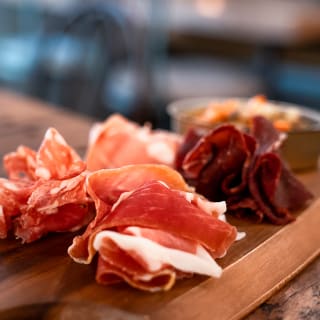 Aperitivo italiano con távola y bebidas en Pizzart 4