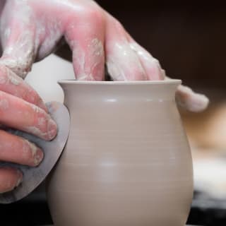 Taller de cerámica y vinos en Mil vueltas studio 2